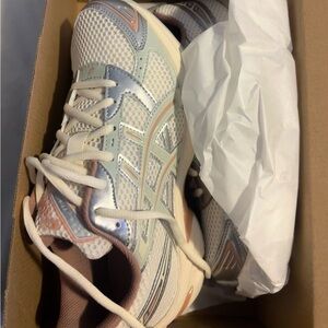 ASICS women’s size 7 shoe